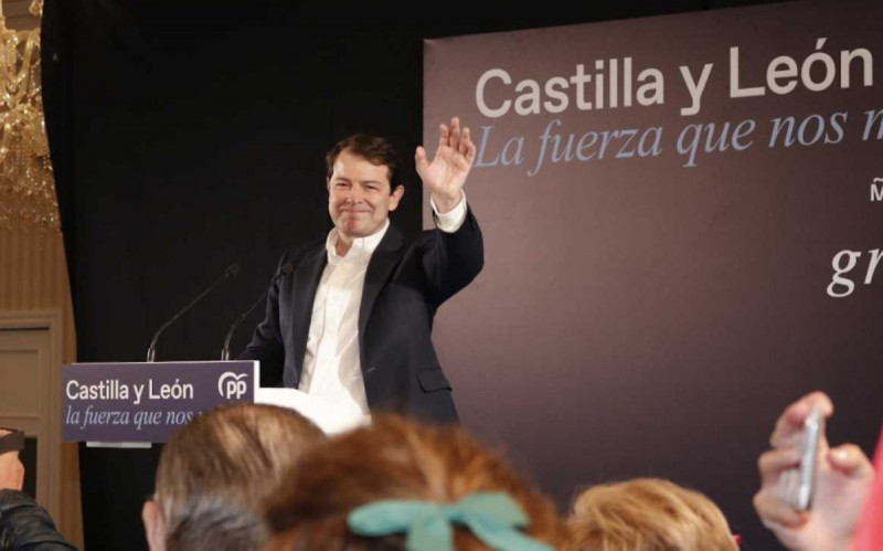 <p>Mañueco celebra la victoria del PP en las elecciones de Castilla y León.</p>