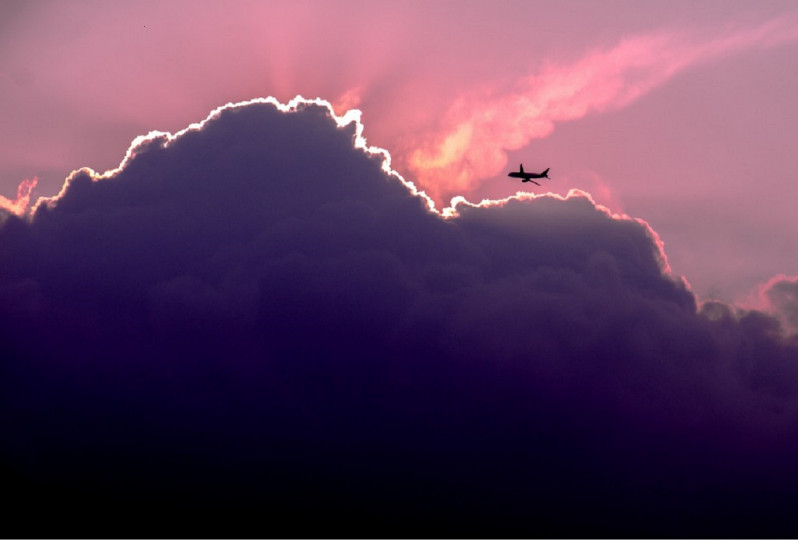 <p>Un avión, quizá con rumbo a Asturias, vuela con el atardecer de fondo. </p>