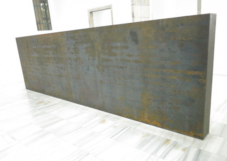 <p>Un fragmento de ‘Equal-Parallel’ de Richard Serra en el Museo Reina Sofía de Madrid.</p>