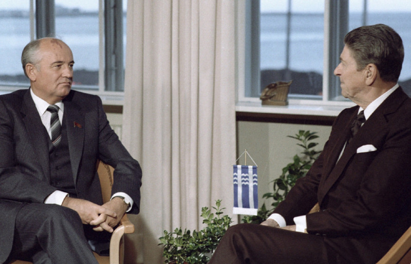 <p>Mikhail Gorbachev y Ronald Reagan, reunidos en octubre de 1986 en Reykjavik.</p>