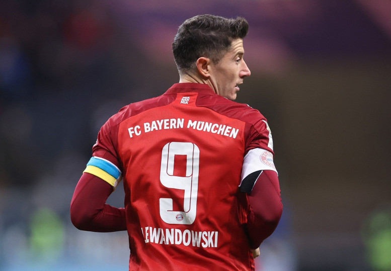 <p>Robert Lewandowski, jugador polaco del Bayern de Múnich, luciendo un brazalete en apoyo a Ucrania. </p>