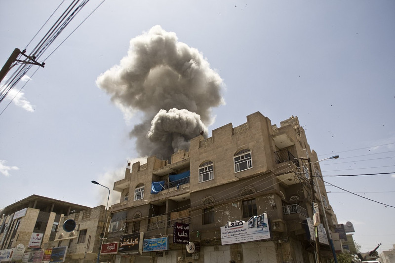 <p>Una bomba saudí impacta en la capital de Yemen, Sanaa, en 2016 durante la guerra.</p>