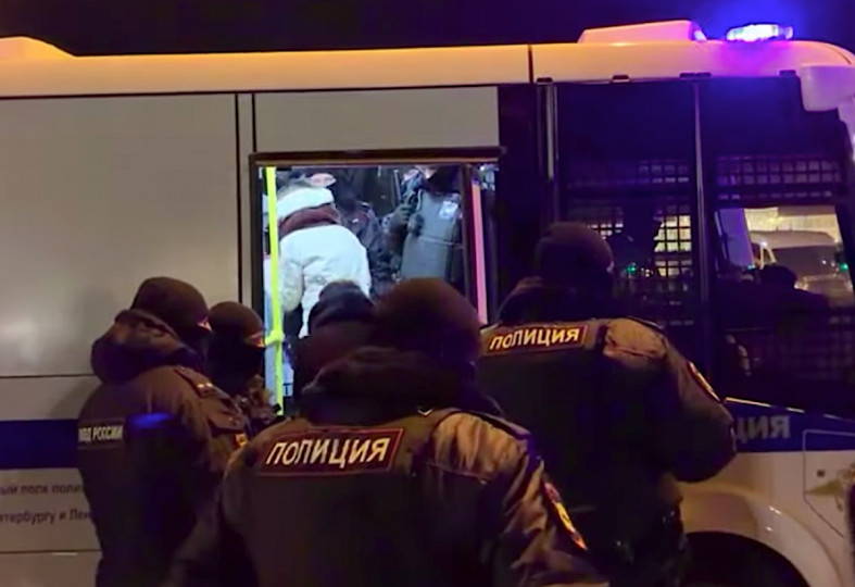 <p>Decenas de personas son detenidas en San Petersburgo por la policía rusa durante las protestas contra la guerra.  </p>