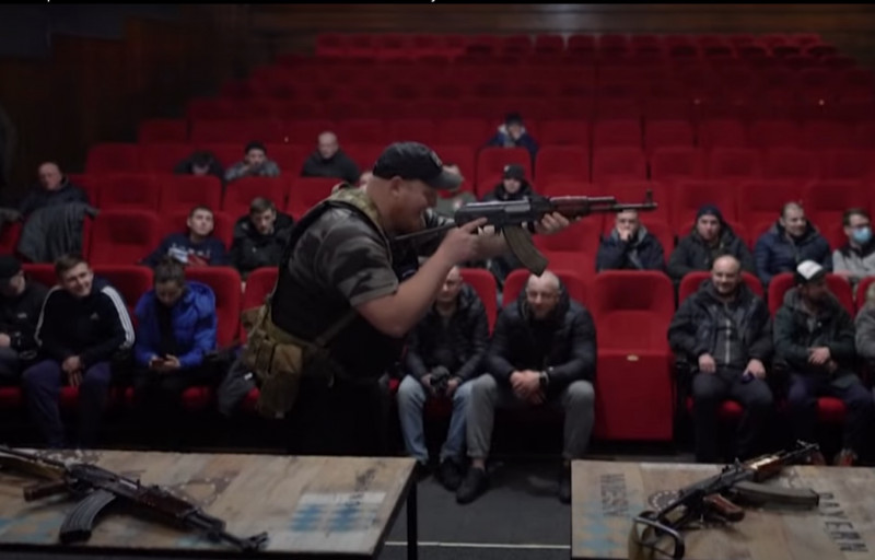 <p>Civiles se preparan para la guerra en Lviv, en el oeste de Ucrania.</p>