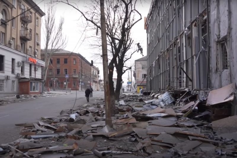 <p>Un edificio gravemente dañado por lo bombardeos en Mariúpol (Ucrania).</p>