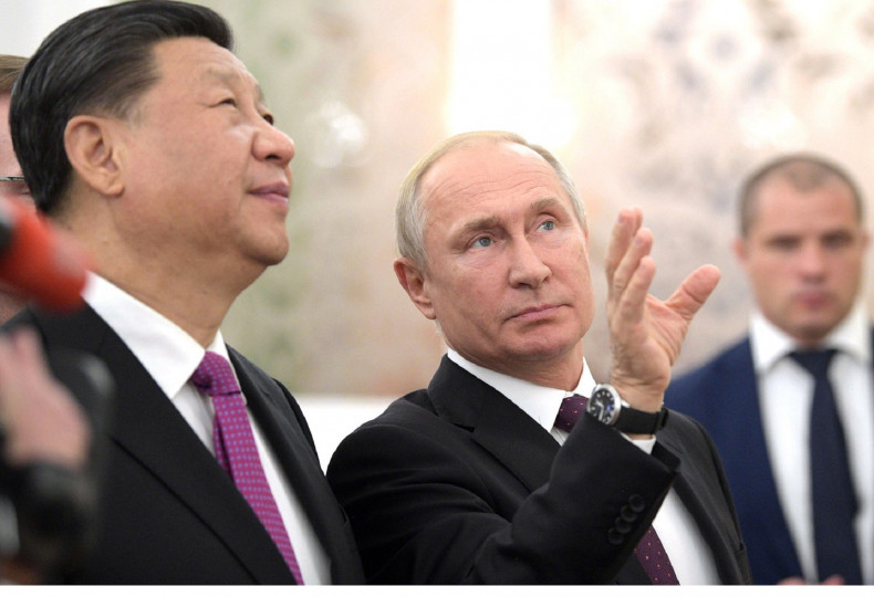 <p>Vladímir Putin fotografiado junto al presidente Xi Jinping </p>