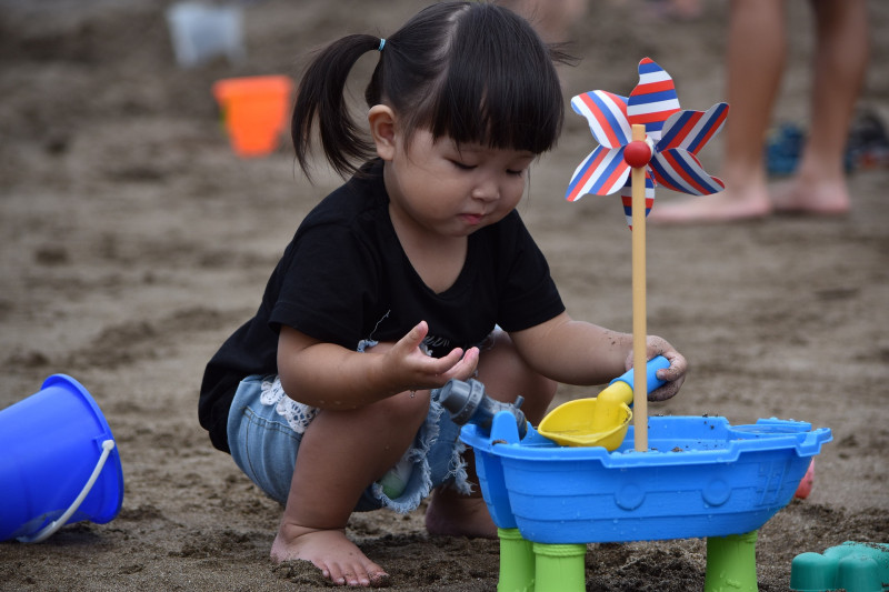 <p>Una niña jugando en un arenero.</p>