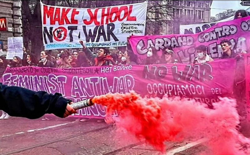 <p>Mensajes contra la guerra en una manifestación transfeminista en Italia.</p>