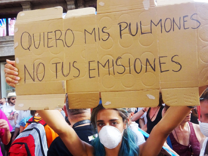 <p>Una manifestante a favor de Madrid Central sostiene una pancarta en junio de 2019. </p>