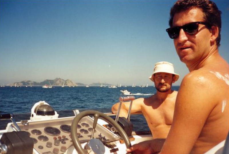 <p>Feijóo en un yate con el contrabandista Marcial Dorado en el verano de 1995.</p>
