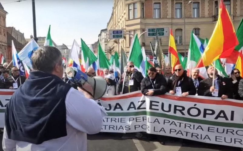 <p>Representantes de los sindicatos de extrema derecha UGL (Italia) y Solidaridad en la Marcha de la Paz en apoyo a Orbán en Budapest.</p>