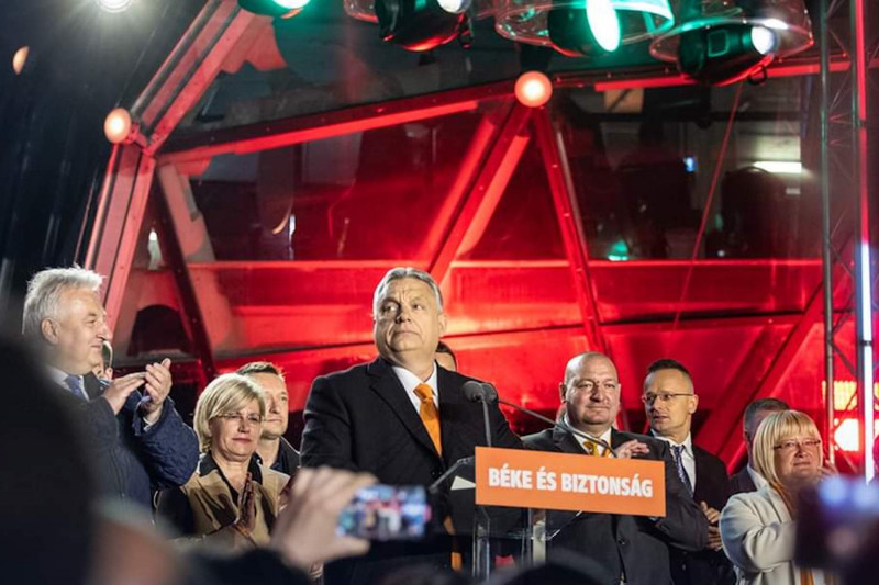 <p>Viktor Orbán celebra su victoria en la elecciones generales húngaras. </p>
