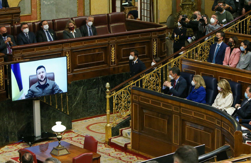 <p>Volodímir Zelenski interviniendo ante el Pleno del Congreso de los Diputados el 5 de abril de 2022.</p>