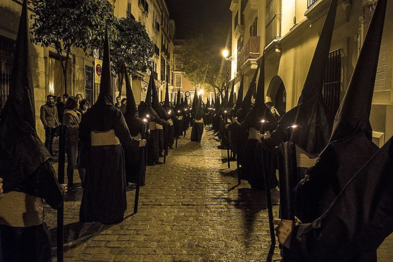 <p>Cortejo de nazarenos de la Hermandad del Calvario, 2018.</p>