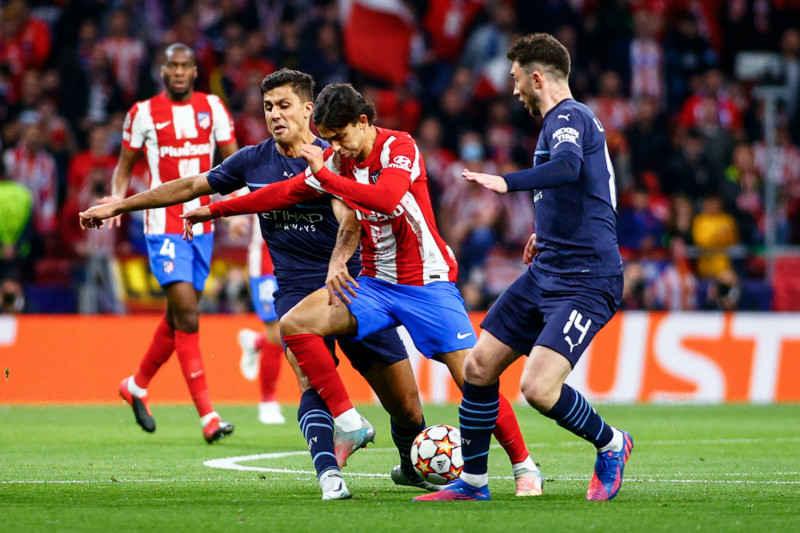 <p>Dos jugadores del City intentan frenar a João Félix. </p>