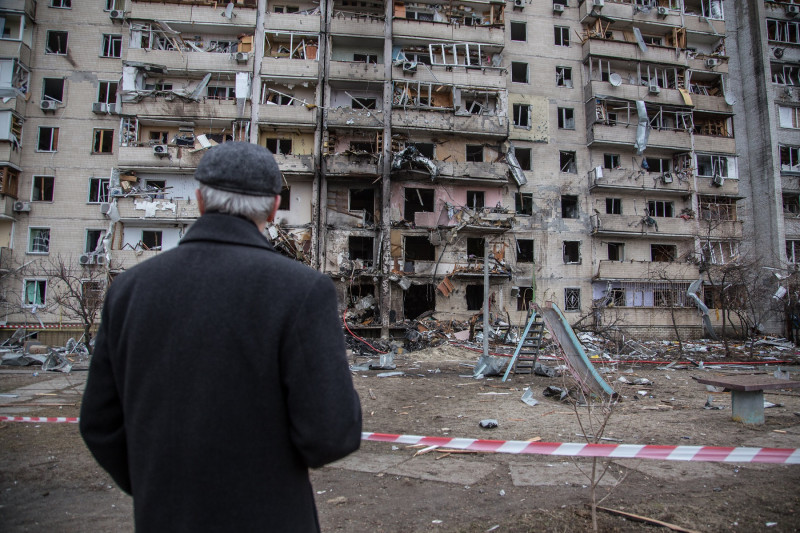 <p>Un hombre contempla un edificio en ruinas en Kiev un día después de iniciarse la guerra. </p>