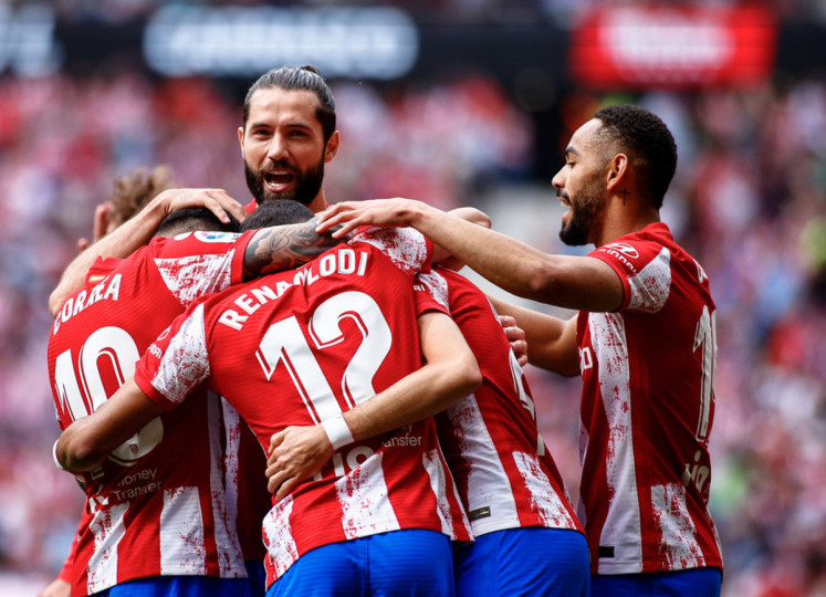 <p>Los jugadores del Atleti celebran el gol de Carrasco.</p>