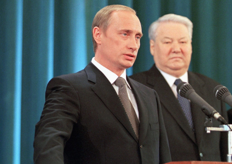 <p>Vladímir Putin toma juramento como presidente de la Federación Rusa en el año 2000. Al fondo, su predecesor, Boris Yeltsin.</p>