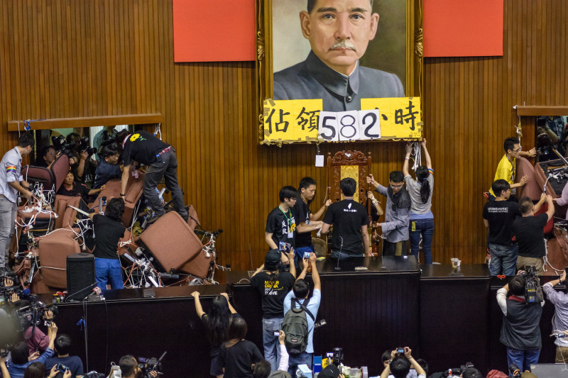 <p>Miembros del Movimiento Girasol en el interior del Parlamento taiwanés en 2014.</p>