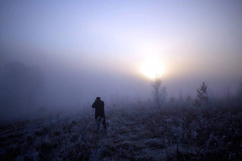 <p>Una persona camina entre la niebla. </p>