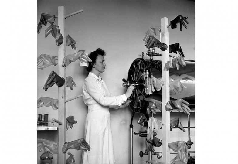 <p>Una enfermera norteamericana secando guantes de goma esterilizados. Churchill Hospital, Oxford, England, 1943.</p>