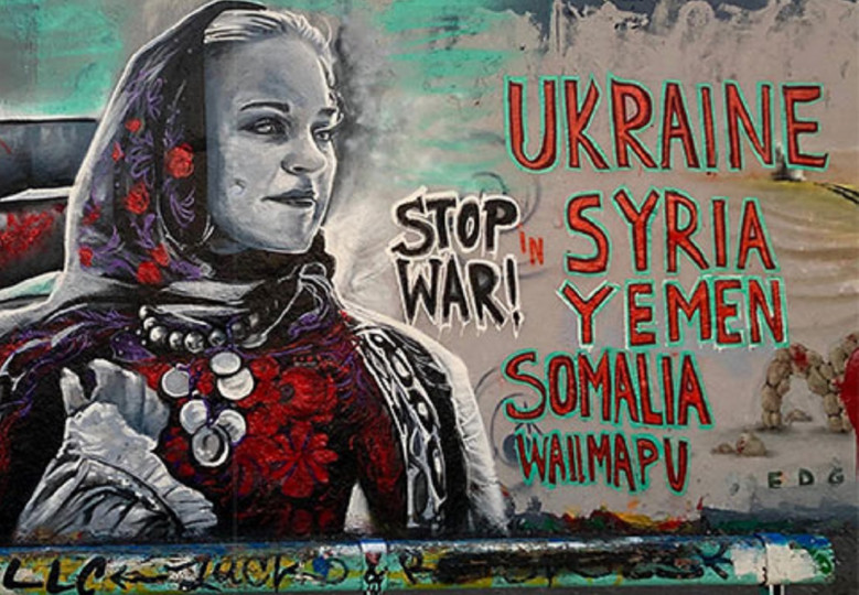<p>Graffiti en un segmento del Muro de Berlín con el mensaje 'Stop War!'.</p>