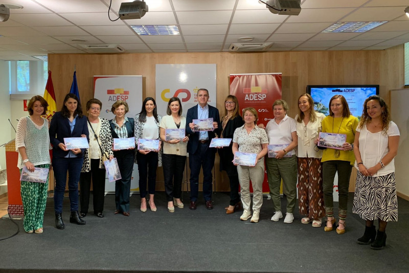 <p>José Manuel Franco, presidente del CSD, junto a las integrantes de la Asociación del Deporte Español.</p>