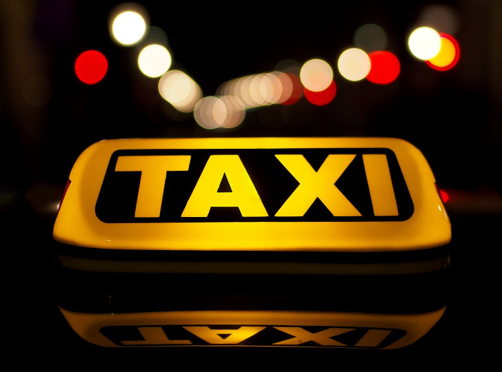 <p>Letrero luminoso en la parte superior de un taxi.</p>
