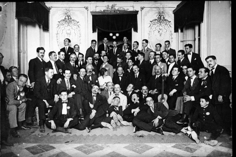 <p>Fotografía de los asistentes al banquete celebrado el 16 de junio de 1922 en la Asociación de Periodistas de Granada.</p>