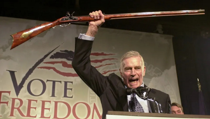 <p>El fallecido actor Charlton Heston, durante su época como presidente de la Asociación Nacional del Rifle. </p>