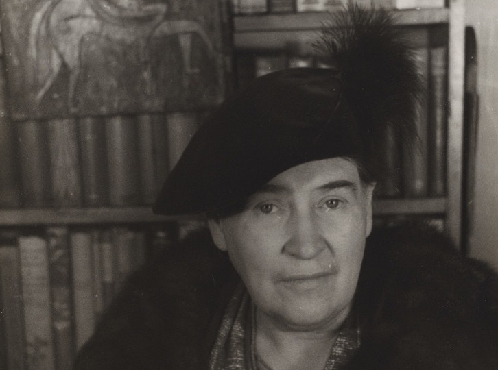 <p>Retrato de Willa Cather sonriendo levemente en 1936.</p>