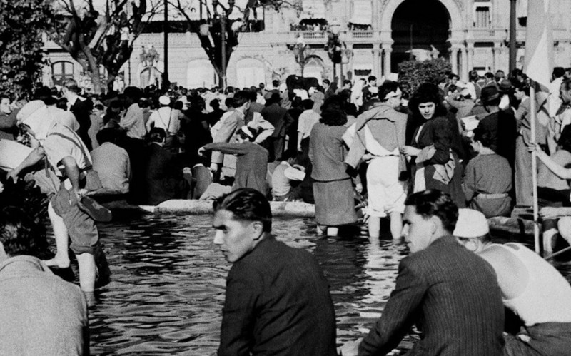 <p>Protesta por la liberación de Perón en un día caluroso de 1945, posible origen del término descamisados para referirse a los peronistas.</p>