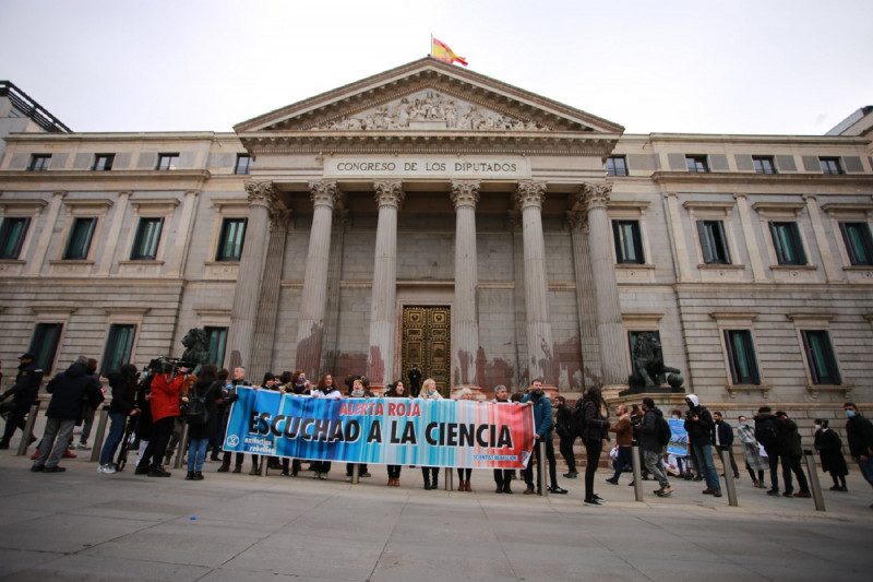 <p>Acto de protesta de científicos y activistas frente al Congreso de los Diputados. </p>