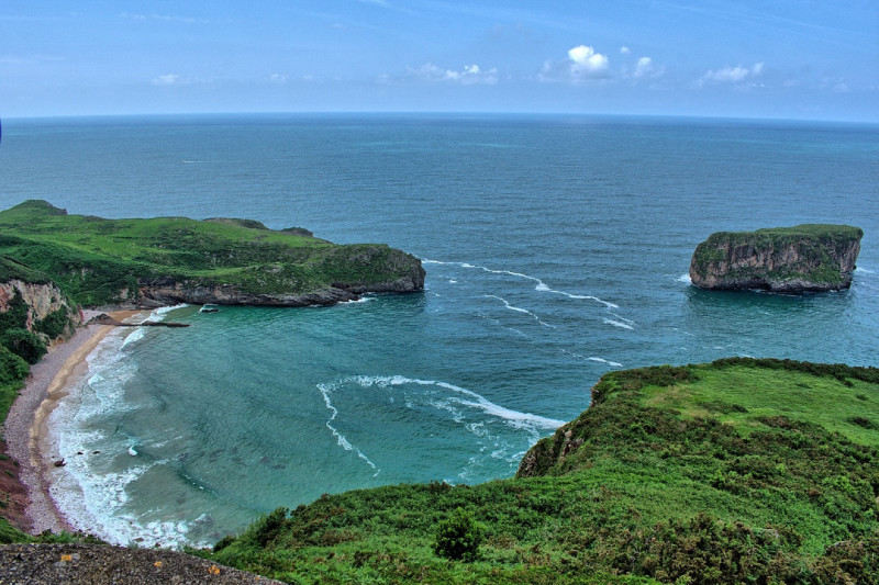 <p>Playa de Ballota, en Asturias. </p>