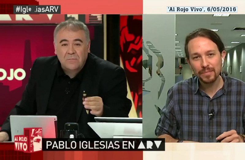 <p>El presentador Antonio Ferreras interrogando en 2016 a Pablo Iglesias en su programa a propósito de una información falsa. </p>