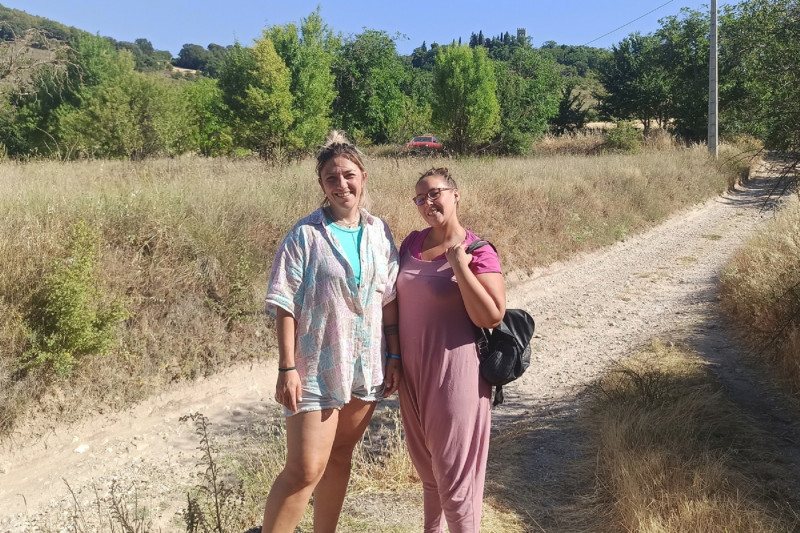 <p>Estefanía (derecha) y Paula (izquierda) posan en el pueblo de Lupiana (Guadalajara) durante la entrevista. </p>