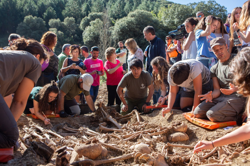 <p>Exhumación de 16 víctimas del golpe militar de 1936 en la localidad navarra de Ollacarizqueta, en septiembre de 2019. </p>