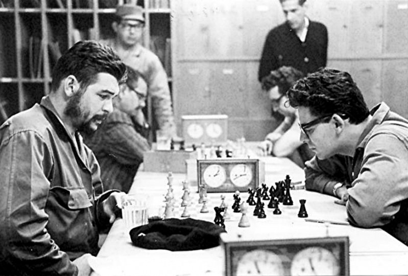 <p>Ernesto Guevara jugando al ajedrez en Cuba en los años 60. </p>