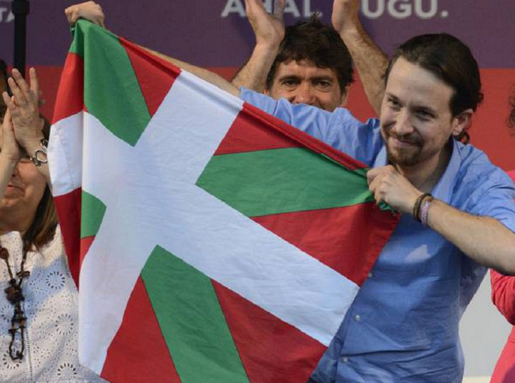 <p>Pablo Iglesias muestra una ikurriña en un acto celebrado durante su etapa como político. </p>