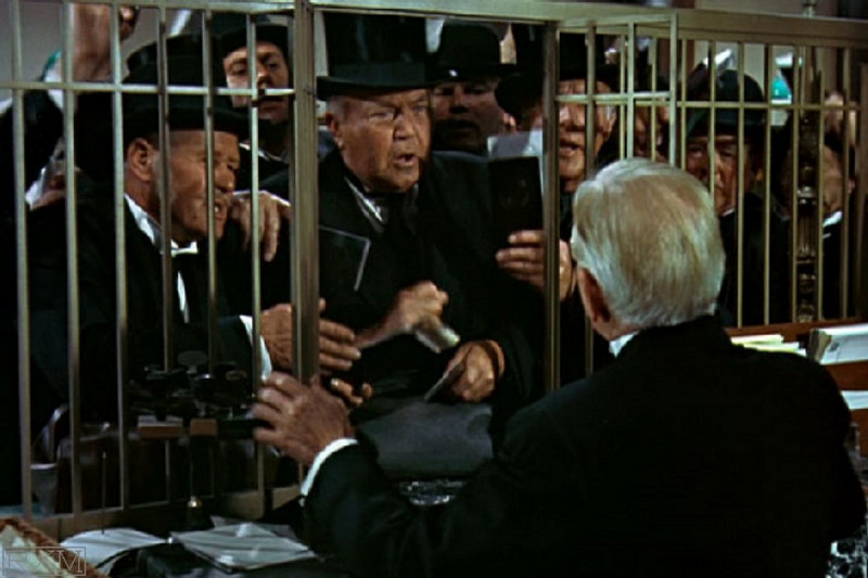 <p>Clientes furiosos exigen la retirada inmediata de sus depósitos bancarios. ‘Mary Poppins’ (1964).</p>