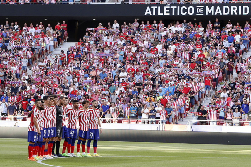 <p>Los jugadores del Atleti, frente a su afición antes de empezar un partido de la presente temporada.</p>