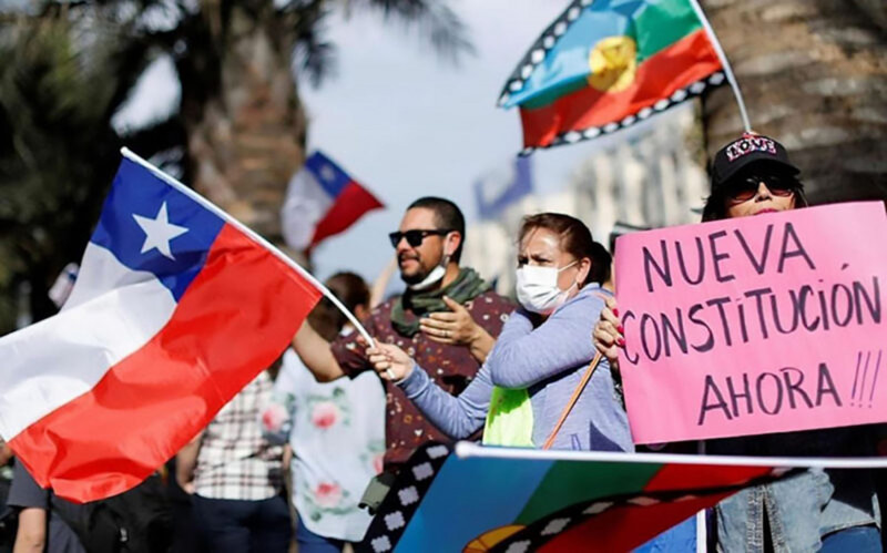 <p>Manifestantes a favor de una nueva constitución en Chile, antes del referéndum.</p>