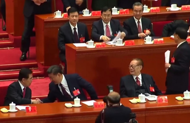 <p>Xi le da la mano a Hu Jintao en el XIX Congreso del PCCh en 2017. A su izquierda, Jiang Zemin.</p>