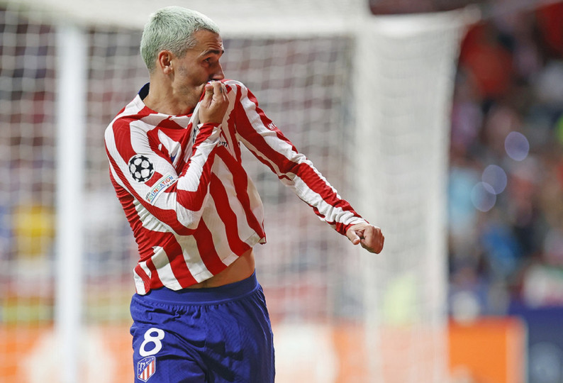 <p>Griezmann se besa el escudo tras el 2-1. </p>