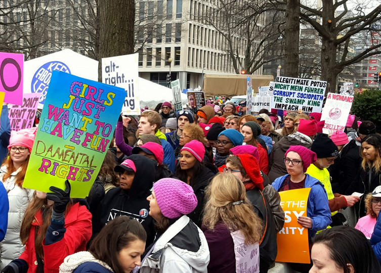 <p>“Girls just want to have fundamental rights”. Pancarta en una manifestación feminista en EE.UU.</p>