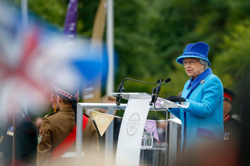 <p>Isabel II, durante la inauguración del Ferrocarril de las Fronteras, en 2015.</p>