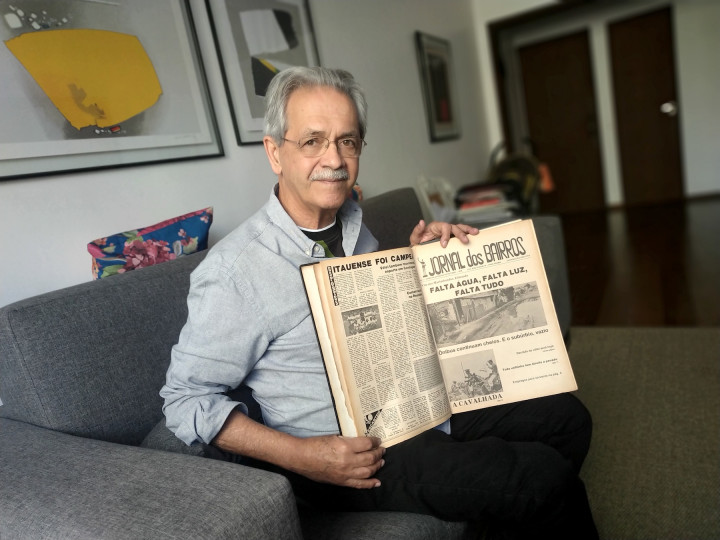 <p>Nilmário Miranda muestra ejemplares del Jornal dos Bairros que fundó en los años setenta, en su domicilio en la ciudad de Belo Horizonte.</p>