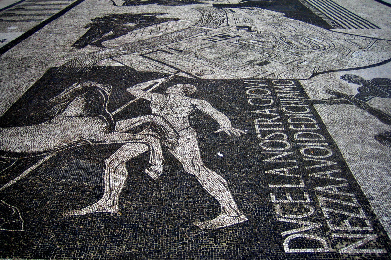 <p>Mosaico en el foro itálico con la inscripción “Duce, le dedicamos nuestra juventud”.</p>