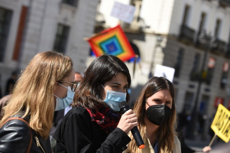 <p>Isa Serra, en una concentración por la recuperación de las viviendas públicas del IVIMA.</p>