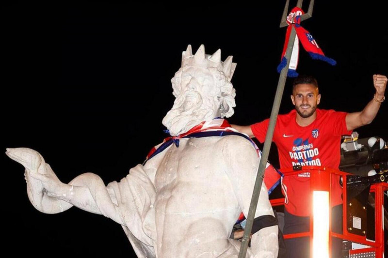 <p>Koke coloca la bandera del Atleti a Neptuno en la celebración del último título liguero.</p>